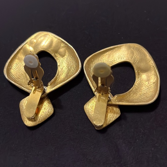VINTAGE 1980’S GOLDTONE FOOR KNOCKER EARRINGS - Picture 7 of 8